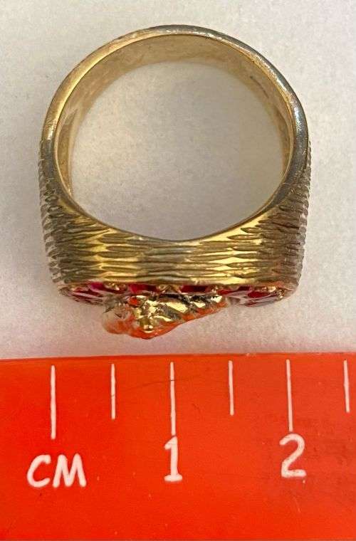 Stunning 9ct yellow gold men`s Horse shoe ring with approx 1.75 carats of ruby`s