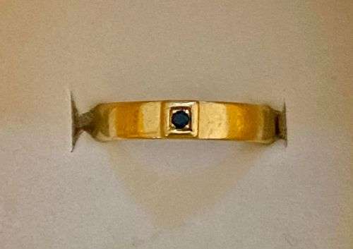 18ct yellow gold blue Sapphire band ring
