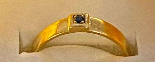 18ct yellow gold blue Sapphire band ring