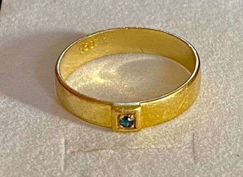 18ct yellow gold blue Sapphire band ring