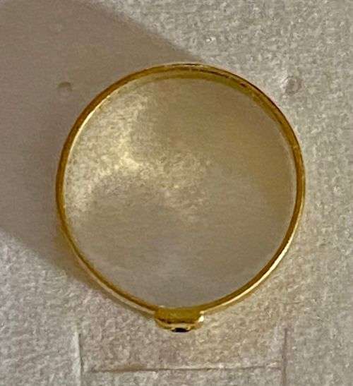 18ct yellow gold blue Sapphire band ring