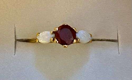 Vintage 9ct yellow gold Garnet and Opal petite Ring