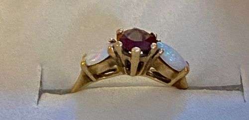 Vintage 9ct yellow gold Garnet and Opal petite Ring
