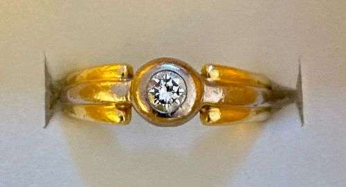 18ct and .10 carat diamond ring