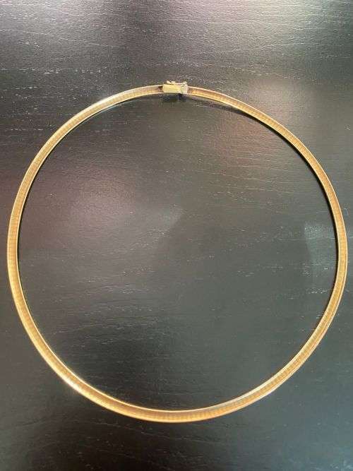 Stunning flat style 9ct gold necklace