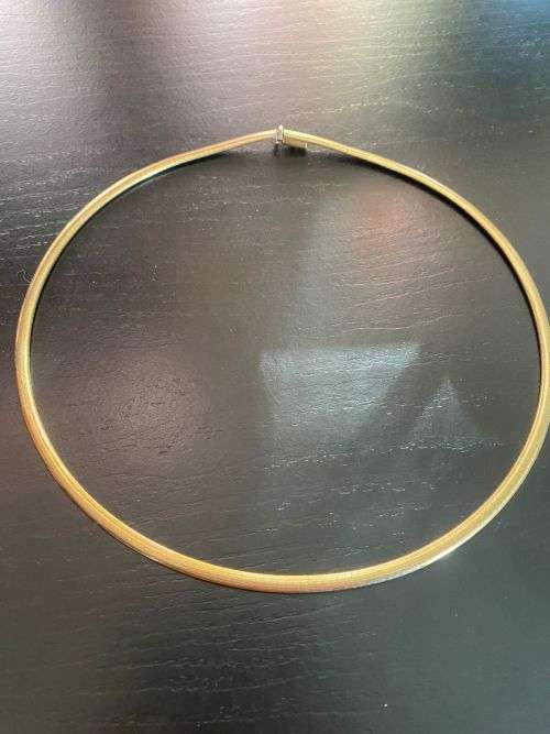 Stunning flat style 9ct gold necklace