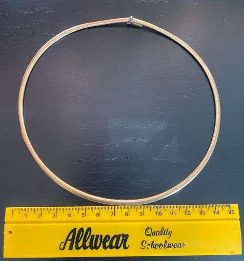 Stunning flat style 9ct gold necklace