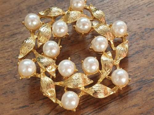 Vintage Faux pearl and faux gold brooch