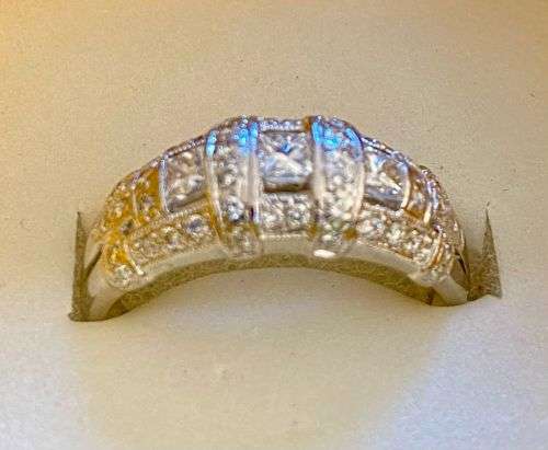 *OOH SO NICE!!* Platinum and Diamond Ring