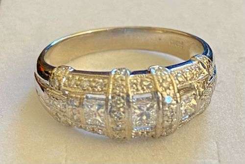 *OOH SO NICE!!* Platinum and Diamond Ring