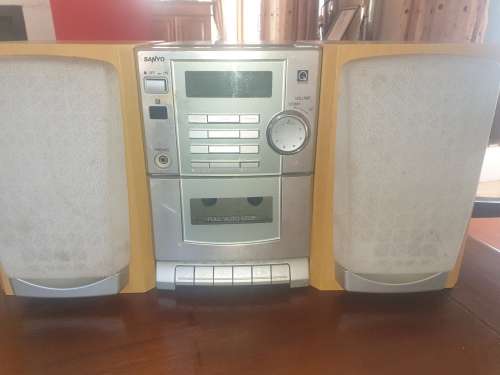 Sanyo CD Tape Radio with 2 seperate speaker mini Hi-Fi