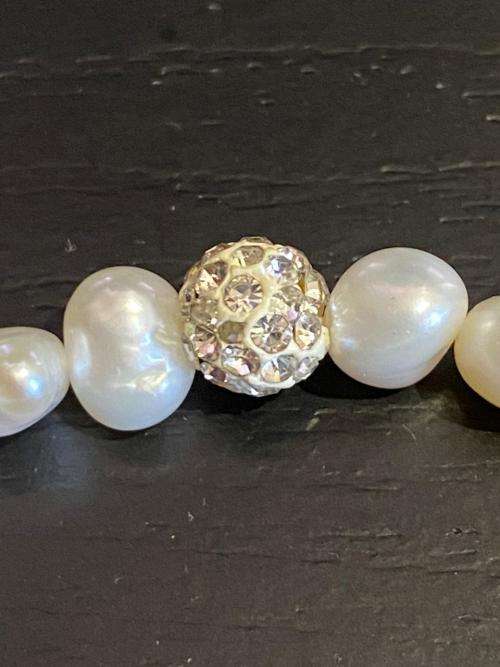 Stunning High quality pearls on a silicone band with a glitter ball bracelet