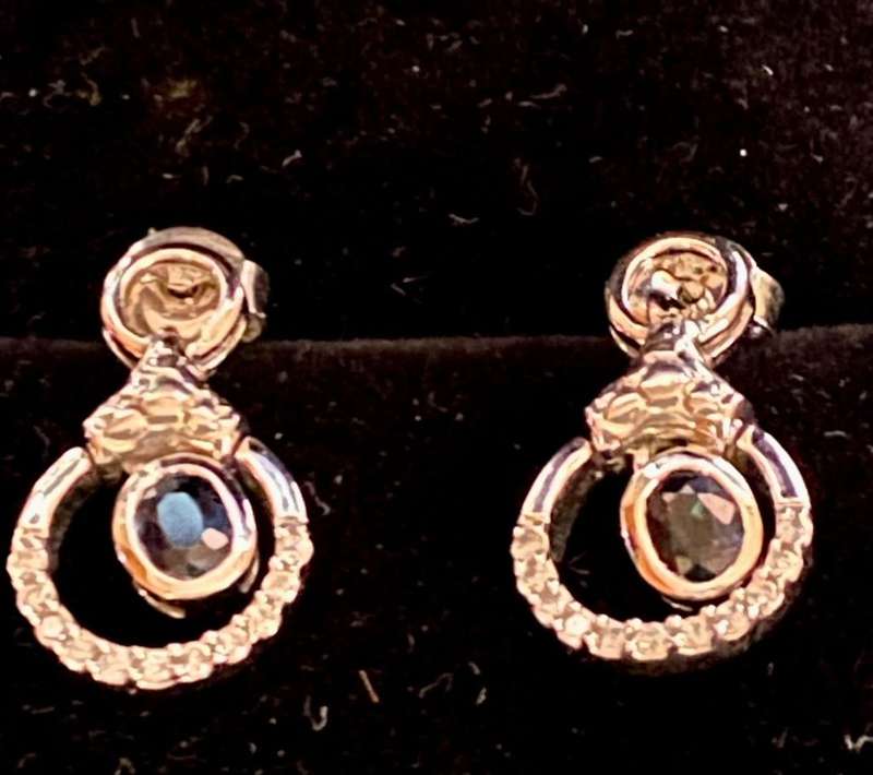 Earring set 9ct white gold, Sapphires and diamonds