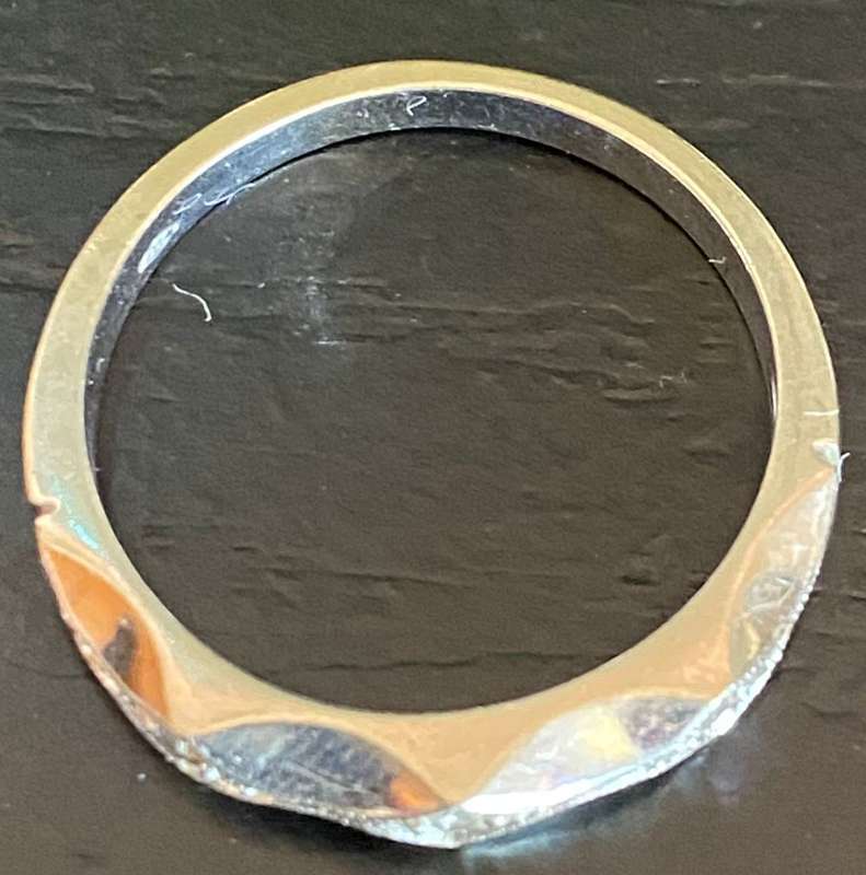 Unusual 18ct White gold and 3 Diamond Ring
