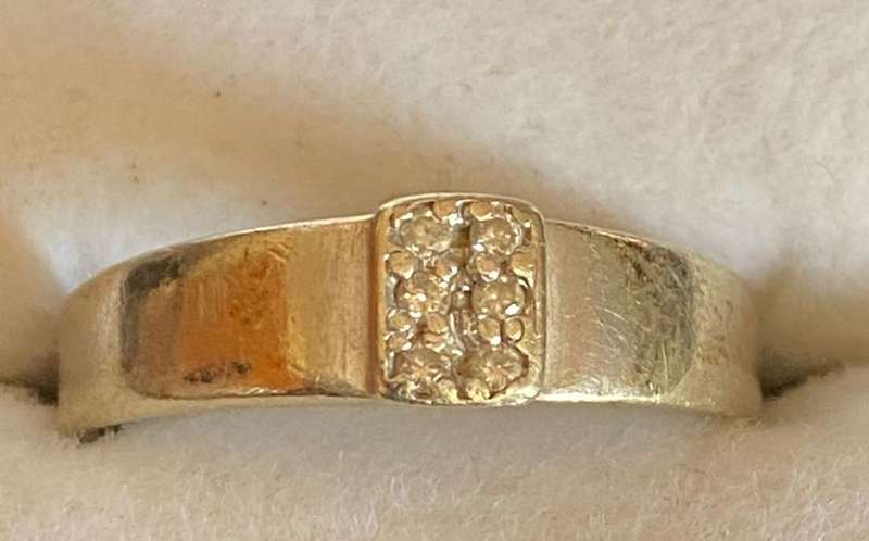 9ct white gold Ring with a rectangular diamond setting on top