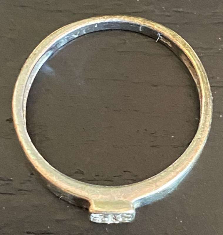 9ct white gold Ring with a rectangular diamond setting on top