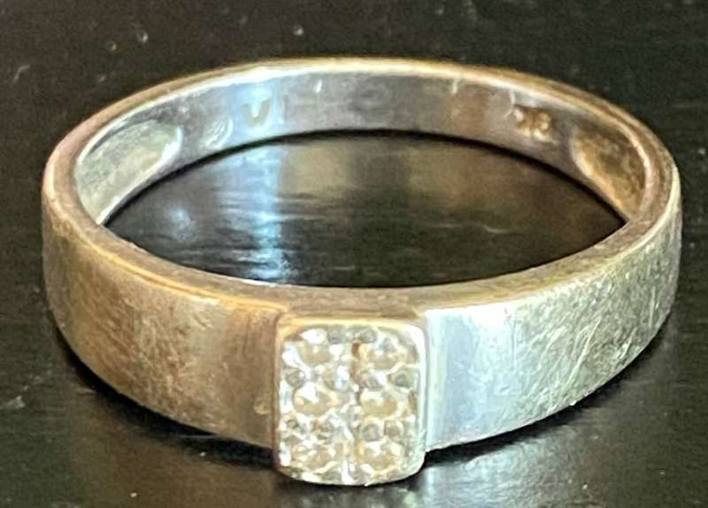 9ct white gold Ring with a rectangular diamond setting on top