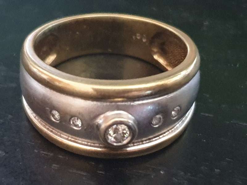 Stunning 9ct white and yellow gold and Diamond Ring