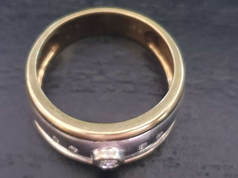 Stunning 9ct white and yellow gold and Diamond Ring