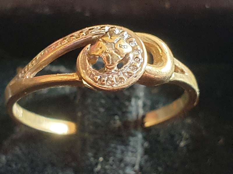 9ct dainty twirl ring with small diamond in centre