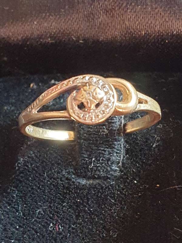 9ct dainty twirl ring with small diamond in centre