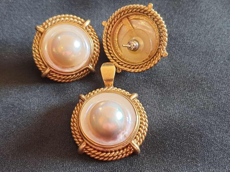 9ct double twist rope edging earring & pendant set with large mabe pearls on genuine pearl necklace