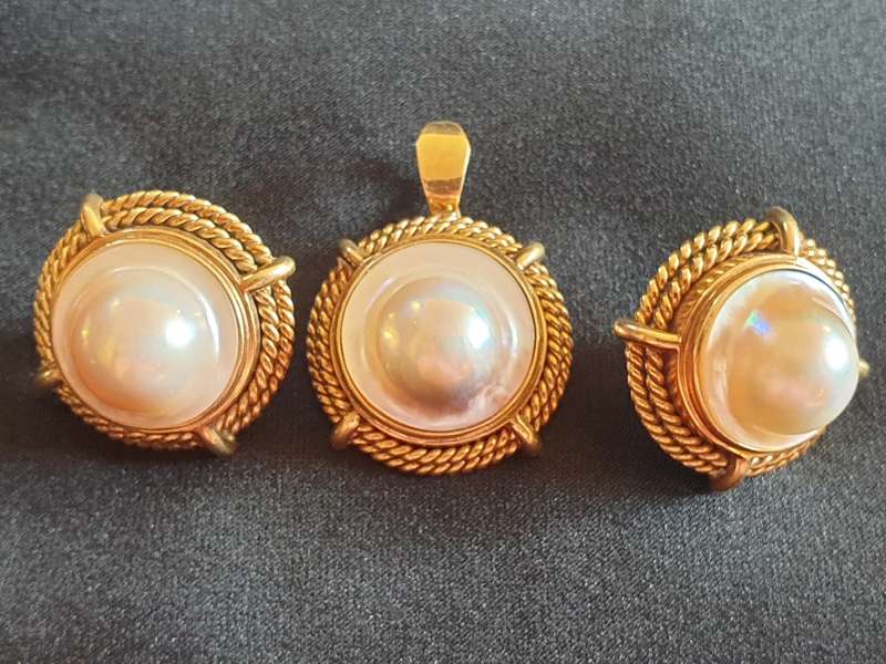9ct double twist rope edging earring & pendant set with large mabe pearls on genuine pearl necklace
