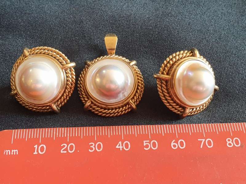 9ct double twist rope edging earring & pendant set with large mabe pearls on genuine pearl necklace