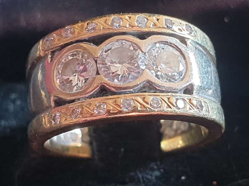 Stunning Heavy 18ct gold & Diamond approx 1,15 carats Ring