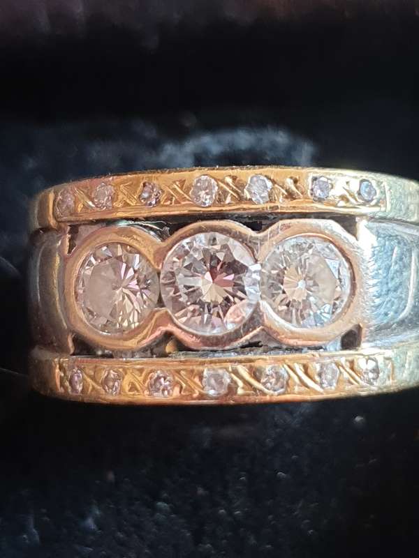 Stunning Heavy 18ct gold & Diamond approx 1,15 carats Ring