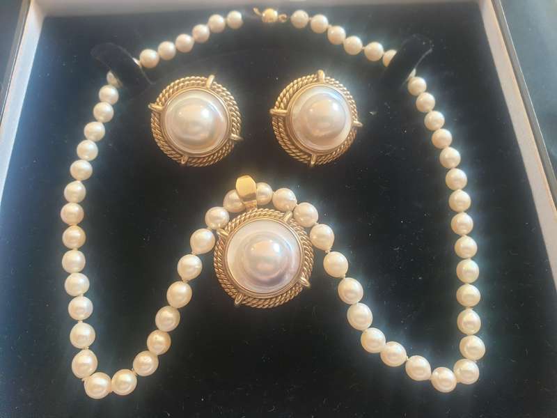 9ct double twist rope edging earring & pendant set with large mabe pearls on genuine pearl necklace