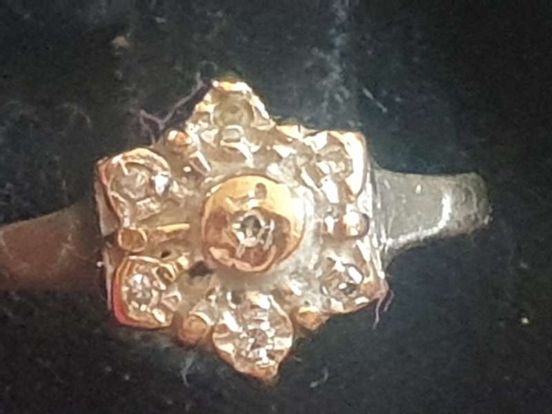 Vintage flower Ring with 7 diamonds