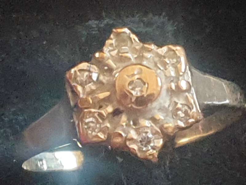 Vintage flower Ring with 7 diamonds