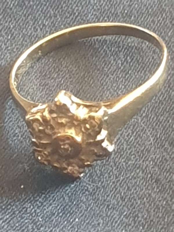Vintage flower Ring with 7 diamonds