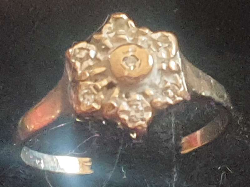 Vintage flower Ring with 7 diamonds