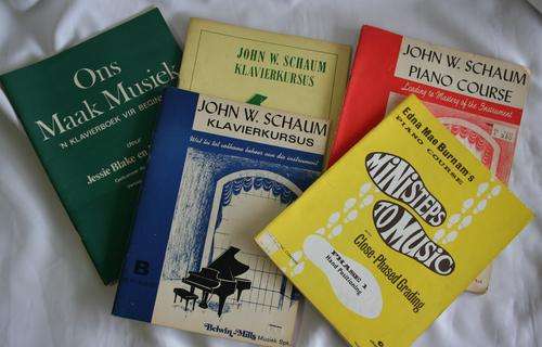 GROUP OF 5 MUSIC BOOKS -- LEARN TO PLAY THE PIANO -- GOOD CONDITION