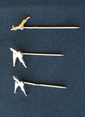 3 X VINTAGE SOUTH-AFRICAN AIRWAYS PIN BADGES --- 1 LOT