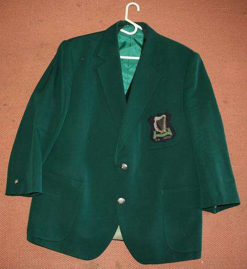 GREEN BLAZER JACKET WITH SA IRISH REGIMENT POCKET BADGE.