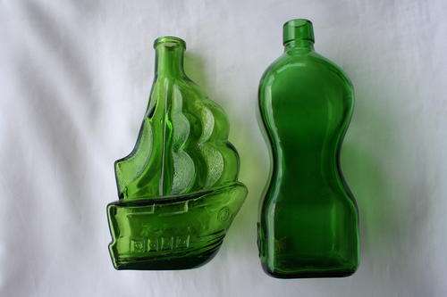 2 X VINTAGE GREEN GLASS DECORATIVE BOTTLES -- 1 LOT
