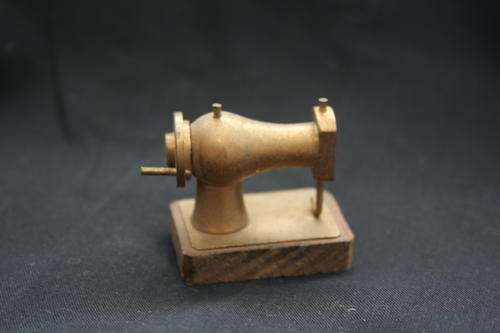 BRASS SEWING MACHINE NO1 FOR PRINTERS TRAY--METAL MINIATURE