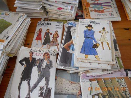 WOW!! HUGE LOT OF DRESS PATTERNS-- 392 SETS IN PACKETS!!