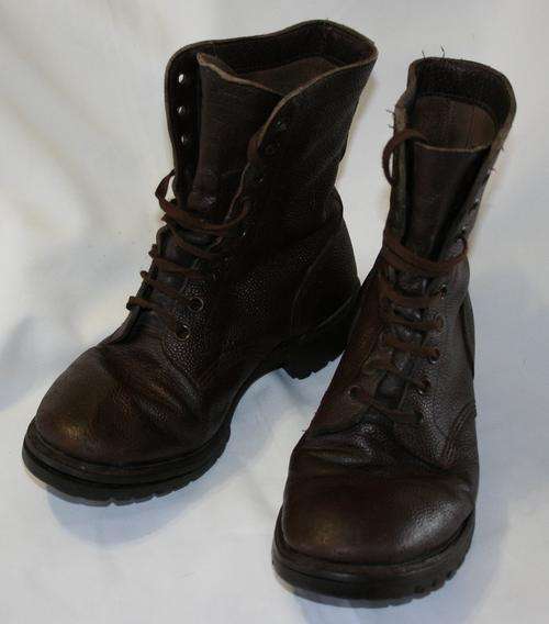 SADF-- BROWN LEATHER BOOTS--SIZE 9 -- BUSH WAR ERA