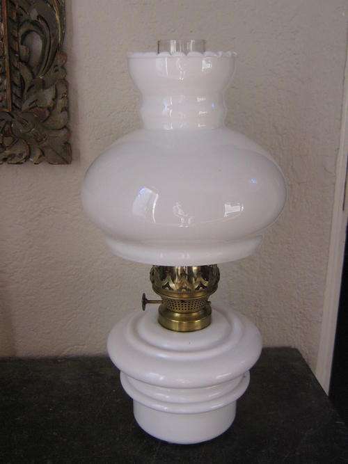 EXQUISITE ANTIQUE OIL LAMP