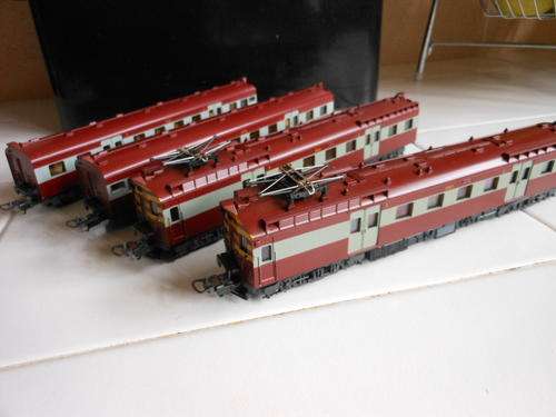 LIMA--SAR ---.SUBURBAN SET IN LIKE NEW CONDITION!!!!!