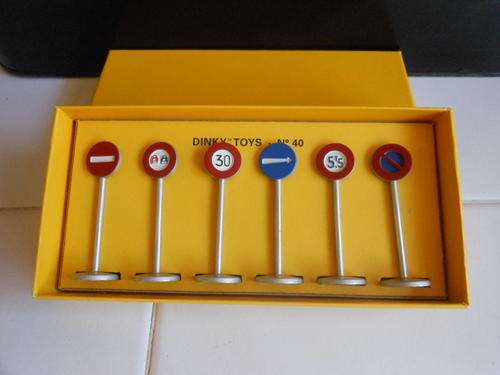 ATLAS DINKY ---ROAD SIGN SET 40--- MINT IN BOX