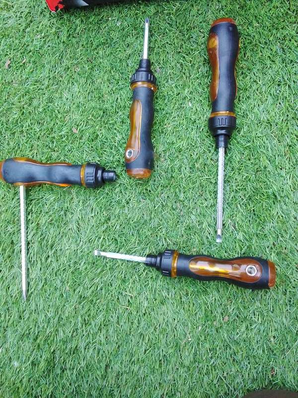 Reverseable Ratchet Screw Driver (BID PER PIECE)!!!