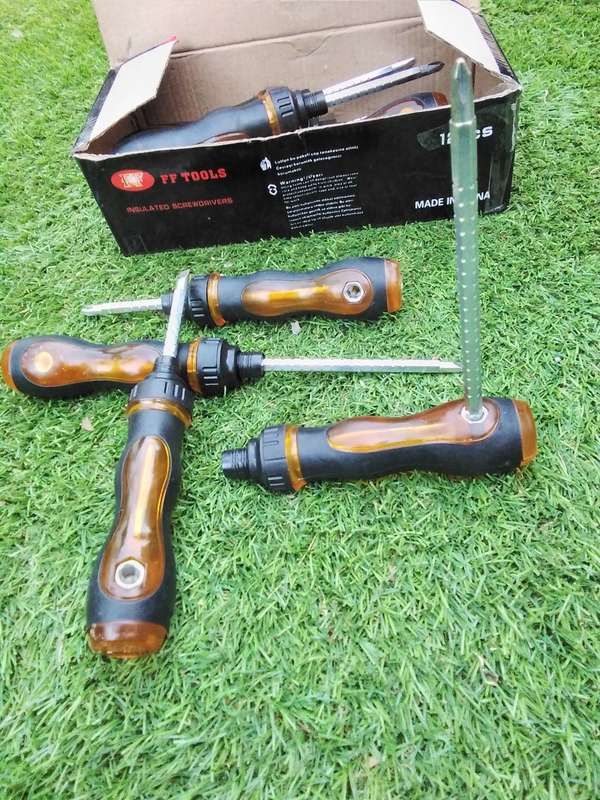Reverseable Ratchet Screw Driver (BID PER PIECE)!!!