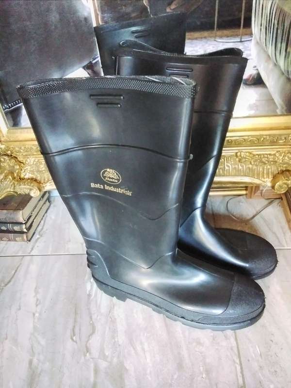 UNUSED BATA Gum Boots, Sizes 10 Only (BID PER PAIR)!!!