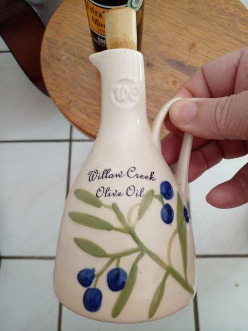 500ml Willow Creek Olive oil with a 350ml ceramic Willow Creek olive oil decanter