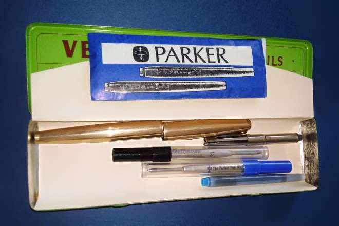 Horwood Pen Collection: Damaged 12kt Rolled Gold Parker Pen in a Vintage Tin